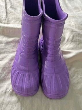 CROCS BOOTS, LIMITED EDITION, PURPLE, SIZE LADIES M (8-9), IN CROCS FABRIC BACKP